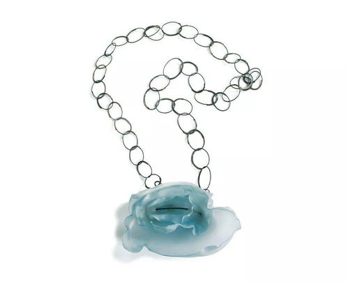 她用塑料創(chuàng)造空靈夢幻的當(dāng)代珠寶藝術(shù)