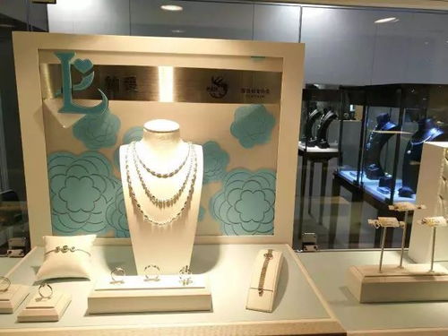 經(jīng)典與時尚的交融 老鳳祥精品獻禮香港珠寶首飾展35周年